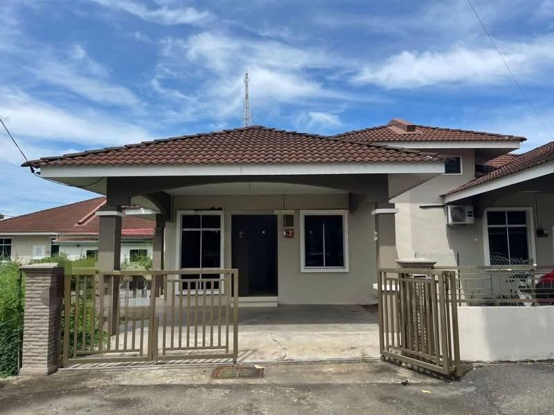 Semi-Detached House for Sale in Taman Haji Mokhtar, Kangar, Perlis, Malaysia Property | Single Storey Freehold Bumi Lot with Spacious Side Land